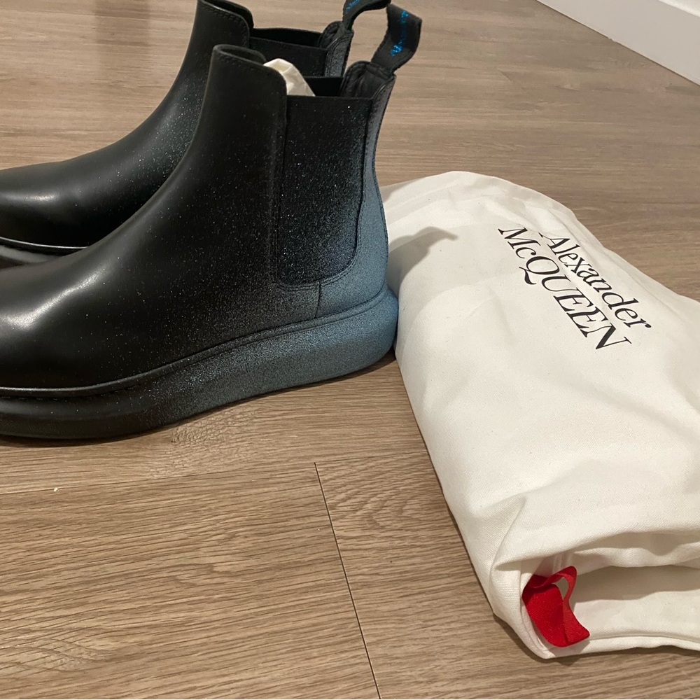 Alexander McQueen Black Gradient Chelsea Boots